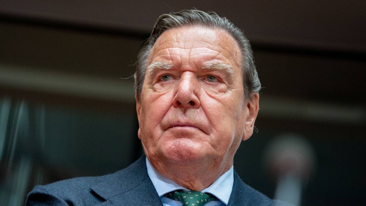 Schröder zůstává, SPD ho nevyhodila